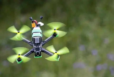 Drone FPV in volo all'aperto, con parti stampate in 3D
