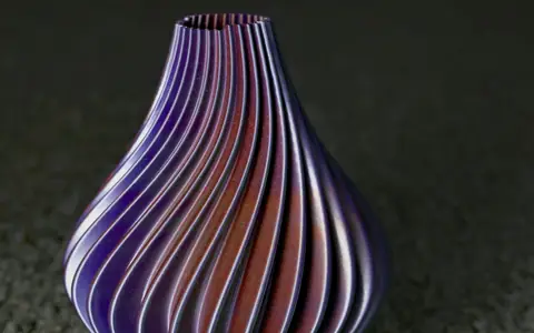 Vaso a spirale stampato in PLA silk viola e rosso