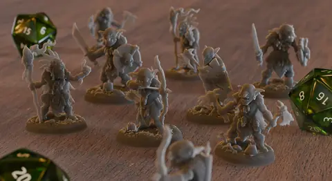 Miniature di goblin grigie per giochi da tavolo, con dadi verdi